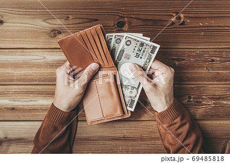財布からお金を出す人 69485818