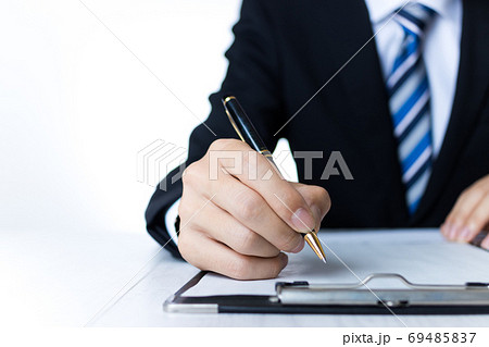 ペンで書くビジネスマン ペンで書くビジネスマン 69485837