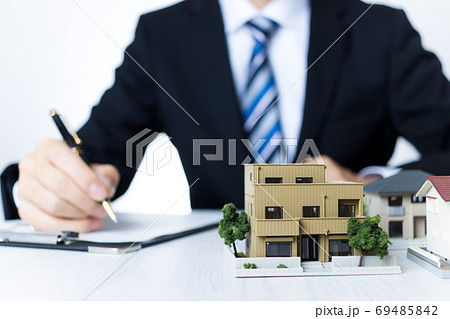 ビジネスマンと住宅模型 ビジネスマンと住宅模型 69485842