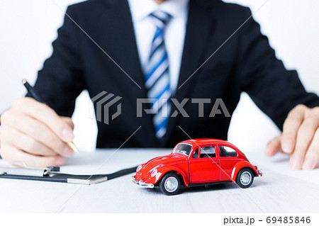 ビジネスマンと車 69485846