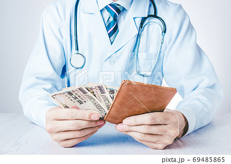 財布からお金を出す男性医師 69485865