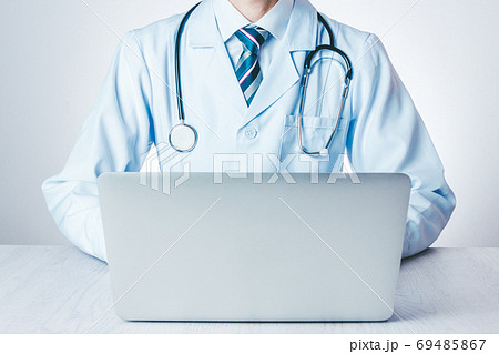 ラップトップと男性医師 69485867
