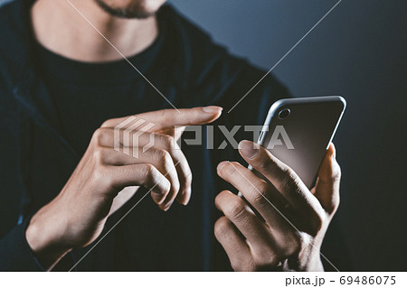 スマホを持つ男性 69486075