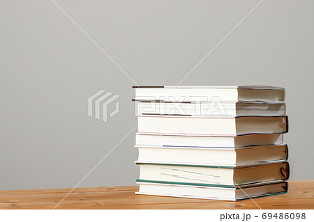 積み重なった本 69486098