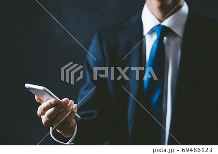 スマホを持つビジネスマン スマホを持つビジネスマン 69486123