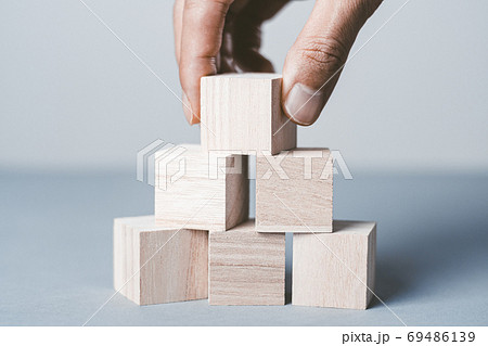 木製ブロックを持つ人 69486139