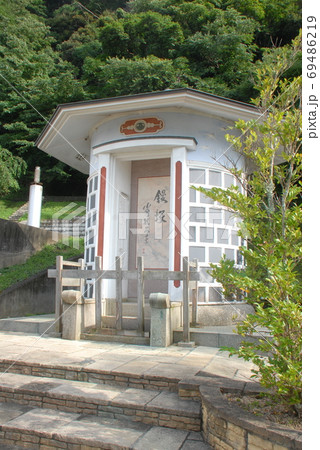 「伊豆の長八美術館」敷地内の鏝(こて)塚(静岡県賀茂郡松崎町) 「伊豆の長八美術館」敷地内の鏝(こて)塚(静岡県賀茂郡松崎町) 69486219