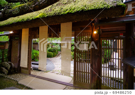 暖簾と苔生す屋根・古民家イメージ1 69486250