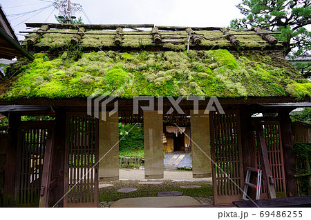 暖簾と苔生す屋根・古民家イメージ4 69486255