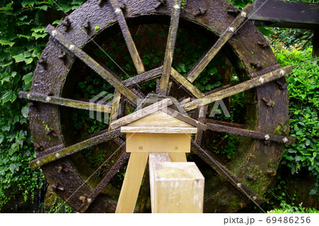 水車が回る庭園1 69486256