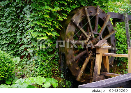 水車が回る庭園5 69486260
