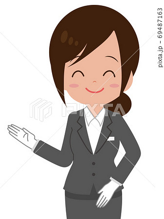 微笑んで案内する女性スタッフ 69487163