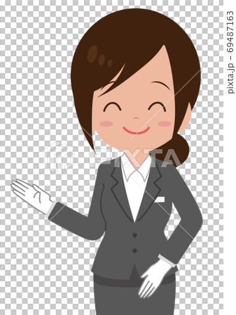微笑んで案内する女性スタッフ 69487163