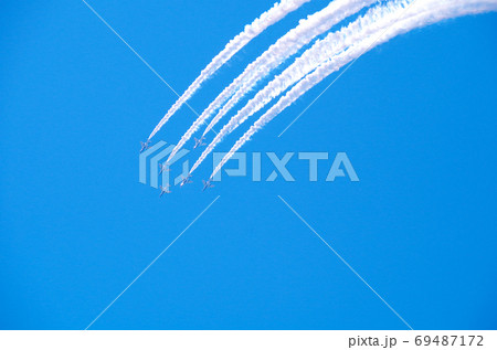 ブルーインパルスのスモークが鮮やかな青空に映える光景 … 鳥取県 境港市(晴れ) ブルーインパルスのスモークが鮮やかな青空に映える光景 … 鳥取県 境港市(晴れ) 69487172