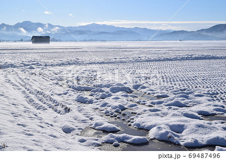 雪が積もった水田 69487496