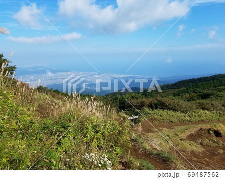秋の箱根明神が岳山頂から望む相模湾、青空と白い雲【10月】 秋の箱根明神が岳山頂から望む相模湾、青空と白い雲【10月】 69487562