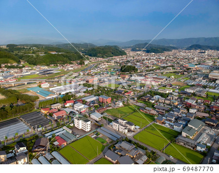 ドローンで空撮した夏の岐阜県高山市周辺の街風景 69487770