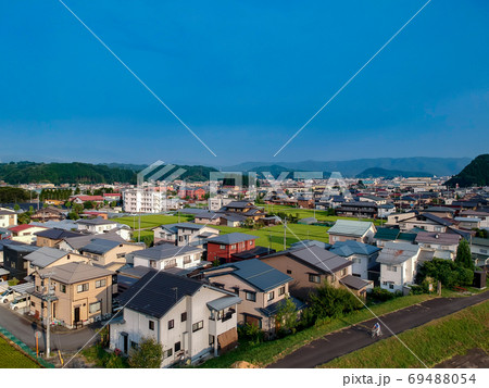ドローンで空撮した夏の日本の農村地域の風景 69488054