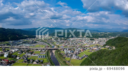 ドローンで空撮した夏の高山市のパノラマ街風景 69488096