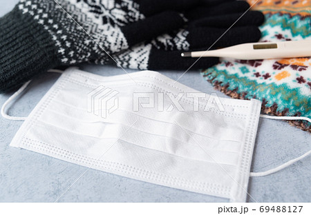 マスクで冬の感染対策　インフルエンザ予防　新型コロナウイルス対策　同時流行　健康管理 69488127