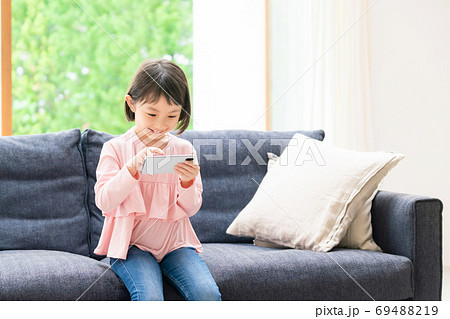 スマホで遊ぶ女の子 スマホ育児 スマホで遊ぶ女の子 スマホ育児 69488219