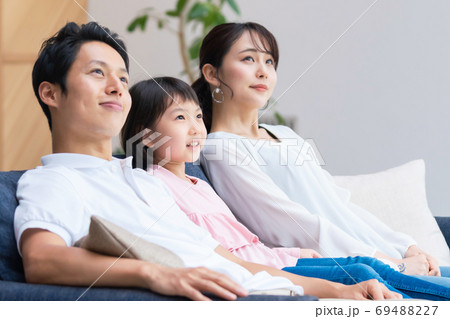 くつろぐ家族 マイホーム くつろぐ家族 マイホーム 69488227