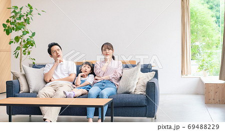 考える日本人家族　ライフスタイル 69488229