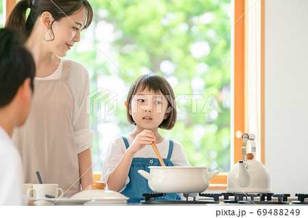料理する親子　子育てイメージ 69488249