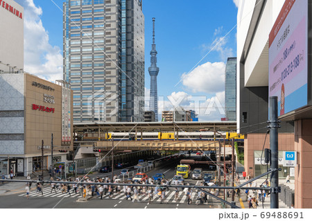 都市風景　人と街　錦糸町駅前の街並みと雑踏　東京都墨田区 69488691