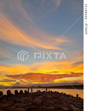 夏の湘南茅ヶ崎海岸のヘッドランドで美しい青空と夕焼けを眺める人たち【8月】 夏の湘南茅ヶ崎海岸のヘッドランドで美しい青空と夕焼けを眺める人たち【8月】 69488735
