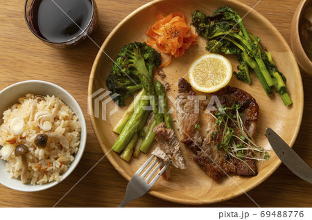 ポークソテー&野菜4種の彩プレートと、きのこの炊き込みごはんの食卓 69488776