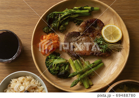 ポークソテー&野菜4種の彩プレートと、きのこの炊き込みごはんの食卓 ポークソテー&野菜4種の彩プレートと、きのこの炊き込みごはんの食卓 69488780