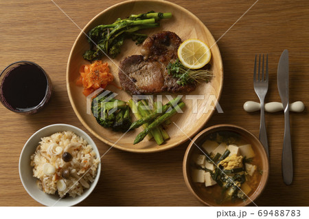 ポークソテー&野菜4種の彩プレートと、きのこの炊き込みごはんの食卓 ポークソテー&野菜4種の彩プレートと、きのこの炊き込みごはんの食卓 69488783