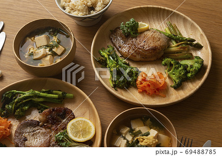 ポークソテー&野菜4種の彩プレートと、きのこの炊き込みごはんの食卓 69488785