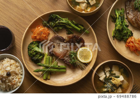 ポークソテー&野菜4種の彩プレートと、きのこの炊き込みごはんの食卓 ポークソテー&野菜4種の彩プレートと、きのこの炊き込みごはんの食卓 69488786