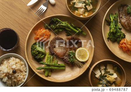 ポークソテー&野菜4種の彩プレートと、きのこの炊き込みごはんの食卓 69488787