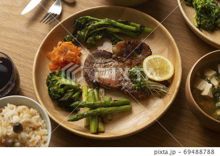 ポークソテー&野菜4種の彩プレートと、きのこの炊き込みごはんの食卓 69488788