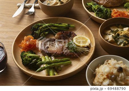 ポークソテー&野菜4種の彩プレートと、きのこの炊き込みごはんの食卓 69488790