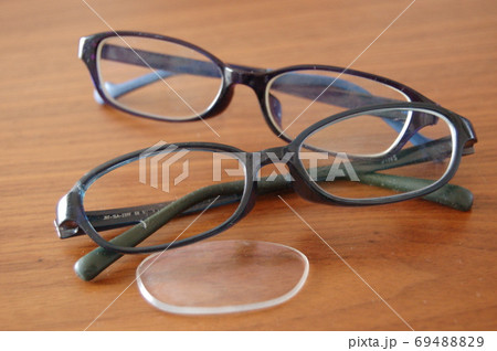 壊れた眼鏡の写真素材 6948