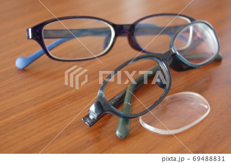 壊れた眼鏡 壊れた眼鏡 69488831