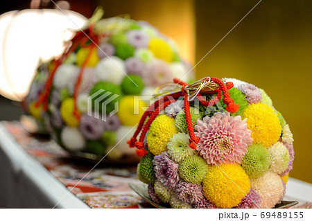 ホテルのロビー 鞠の形の菊とリボンの丸い正月飾り 雪洞 行灯 菊花展 愛好家 品評会の写真素材