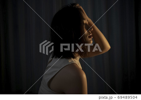 女性のポートレート 女性のポートレート 69489504