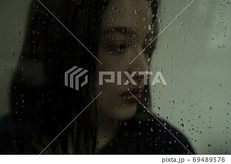 雨の日の女性ポートレート 雨の日の女性ポートレート 69489576