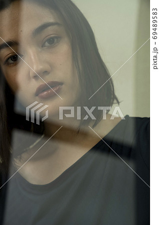 女性のポートレート 69489583