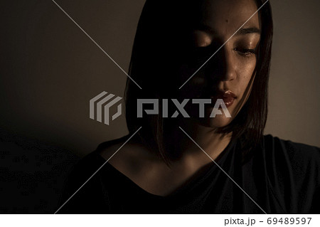女性のポートレート 女性のポートレート 69489597