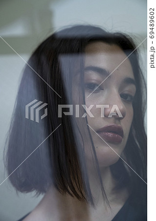 女性のポートレート 69489602
