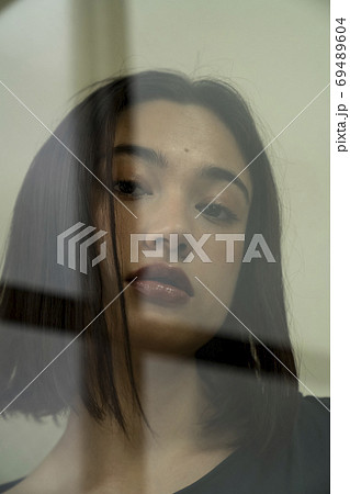 女性のポートレート 女性のポートレート 69489604