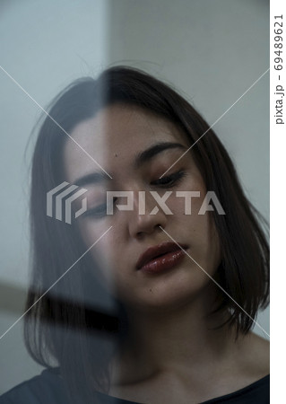女性のポートレート 69489621
