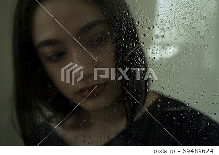 雨の日の女性ポートレート 雨の日の女性ポートレート 69489624