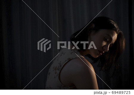 女性のポートレート 女性のポートレート 69489725